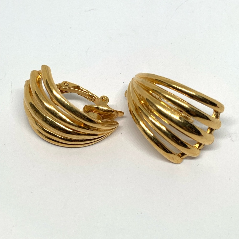 VTG Crown Trifari Clip-On Earrings Gold Tone Ribbed Fan Shape Signed